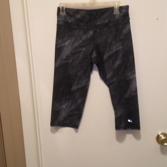 Champion Knee High Workout Legging Shorts - Size Medium - Picture 1 of 7